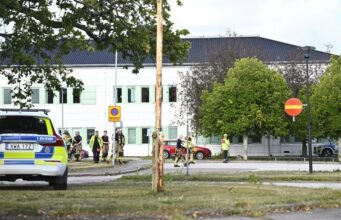 Ataque con espada en escuela de Suecia deja un muerto y heridos Patrullas de policía y servicios de emergencia desplegados frente a la escuela de Suecia tras el ataque.