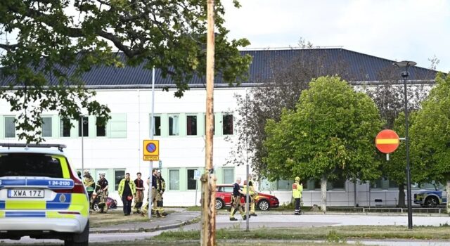 Ataque con espada en escuela de Suecia deja un muerto y heridos Patrullas de policía y servicios de emergencia desplegados frente a la escuela de Suecia tras el ataque.