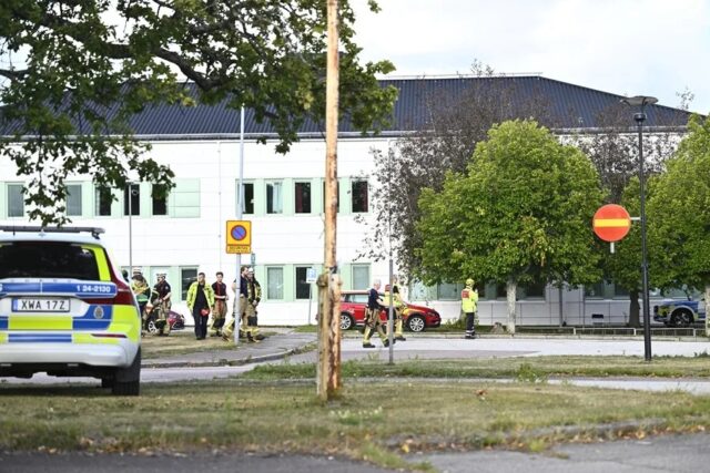 Ataque con espada en escuela de Suecia deja un muerto y heridos Patrullas de policía y servicios de emergencia desplegados frente a la escuela de Suecia tras el ataque.