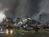 Ataque ruso en Kiev deja al menos 17 muertos y 44 heridos Bomberos atienden incendio masivo en almacén destruido tras un ataque ruso en la región de Kiev.