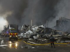 Ataque ruso en Kiev deja al menos 17 muertos y 44 heridos Bomberos atienden incendio masivo en almacén destruido tras un ataque ruso en la región de Kiev.