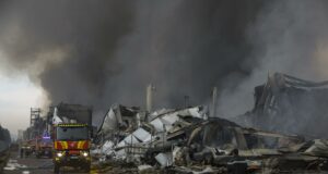 Ataque ruso en Kiev deja al menos 17 muertos y 44 heridos Bomberos atienden incendio masivo en almacén destruido tras un ataque ruso en la región de Kiev.