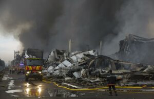 Ataque ruso en Kiev deja al menos 17 muertos y 44 heridos Bomberos atienden incendio masivo en almacén destruido tras un ataque ruso en la región de Kiev.
