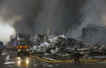 Ataque ruso en Kiev deja al menos 17 muertos y 44 heridos Bomberos atienden incendio masivo en almacén destruido tras un ataque ruso en la región de Kiev.