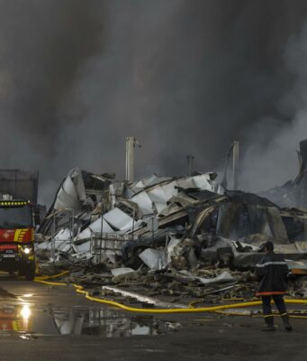 Ataque ruso en Kiev deja al menos 17 muertos y 44 heridos Bomberos atienden incendio masivo en almacén destruido tras un ataque ruso en la región de Kiev.