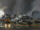Ataque ruso en Kiev deja al menos 17 muertos y 44 heridos Bomberos atienden incendio masivo en almacén destruido tras un ataque ruso en la región de Kiev.