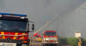 Ataque ruso en Ucrania deja 15 muertos en centro comercial Bomberos del DSNS sofocando el incendio tras el ataque ruso a un centro comercial en Ucrania.