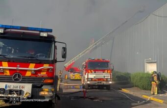 Ataque ruso en Ucrania deja 15 muertos en centro comercial Bomberos del DSNS sofocando el incendio tras el ataque ruso a un centro comercial en Ucrania.