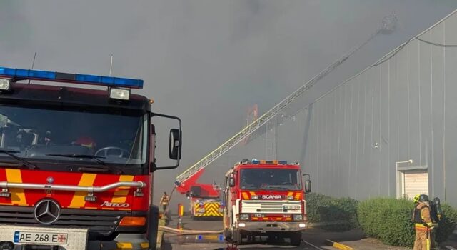 Ataque ruso en Ucrania deja 15 muertos en centro comercial Bomberos del DSNS sofocando el incendio tras el ataque ruso a un centro comercial en Ucrania.