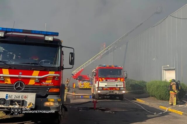 Ataque ruso en Ucrania deja 15 muertos en centro comercial Bomberos del DSNS sofocando el incendio tras el ataque ruso a un centro comercial en Ucrania.
