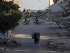 Ataques en Gaza dejan diez muertos y rompen la tregua Civiles y ciclistas recorren una calle rodeada de escombros y edificios destruidos tras ataques en Gaza.
