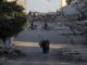 Ataques en Gaza dejan diez muertos y rompen la tregua Civiles y ciclistas recorren una calle rodeada de escombros y edificios destruidos tras ataques en Gaza.