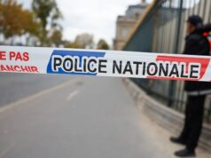 Atropello masivo en Francia deja un muerto y varios heridos Cinta de acordonamiento de la Policía Nacional de Francia en una zona de investigación tras un atropello.