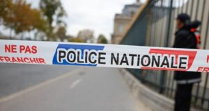 Atropello masivo en Francia deja un muerto y varios heridos Cinta de acordonamiento de la Policía Nacional de Francia en una zona de investigación tras un atropello.