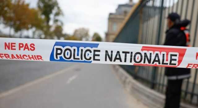 Atropello masivo en Francia deja un muerto y varios heridos Cinta de acordonamiento de la Policía Nacional de Francia en una zona de investigación tras un atropello.