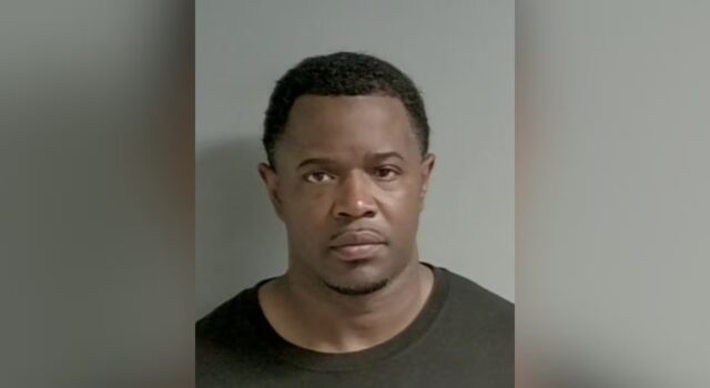 Arrestan a sujeto en Oxford por solicitación de pornografía Foto policial de Aubrey Jamaal Butler arrestado en Oxford por cargos de pornografía infantil.
