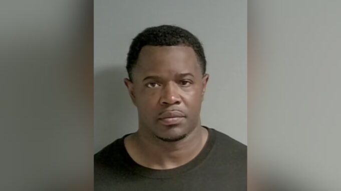 Arrestan a sujeto en Oxford por solicitación de pornografía Foto policial de Aubrey Jamaal Butler arrestado en Oxford por cargos de pornografía infantil.