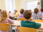 Escuelas de Alabama destacan en el nuevo ranking educativo Estudiantes sentados en sus pupitres dentro de un aula de clases con una profesora al frente en Alabama.