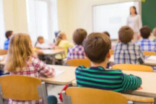 Escuelas de Alabama destacan en el nuevo ranking educativo Estudiantes sentados en sus pupitres dentro de un aula de clases con una profesora al frente en Alabama.