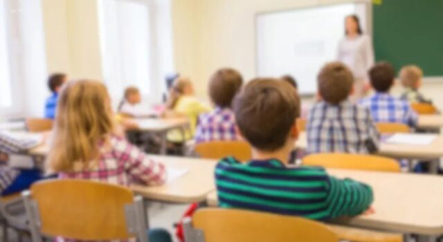 Escuelas de Alabama destacan en el nuevo ranking educativo Estudiantes sentados en sus pupitres dentro de un aula de clases con una profesora al frente en Alabama.