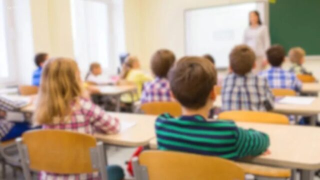 Escuelas de Alabama destacan en el nuevo ranking educativo Estudiantes sentados en sus pupitres dentro de un aula de clases con una profesora al frente en Alabama.