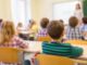 Escuelas de Alabama destacan en el nuevo ranking educativo Estudiantes sentados en sus pupitres dentro de un aula de clases con una profesora al frente en Alabama.