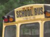 Escasez de conductores causa retrasos en autobuses escolares Parte trasera superior de un autobús escolar amarillo con las letras School Bus y luces de advertencia.
