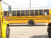 Jefferson expande escuelas magnet y frenaría a Irondale Autobuses escolares amarillos marcados con el texto Jefferson County Schools estacionados en un patio.