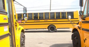 Jefferson expande escuelas magnet y frenaría a Irondale Autobuses escolares amarillos marcados con el texto Jefferson County Schools estacionados en un patio.