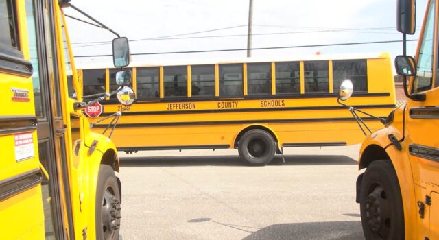 Jefferson expande escuelas magnet y frenaría a Irondale Autobuses escolares amarillos marcados con el texto Jefferson County Schools estacionados en un patio.