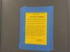 Moho en apartamentos deja sin vivienda a universitarios Cartel oficial amarillo pegado en una puerta que declara inhabitable un apartamento por moho en Tuscaloosa.