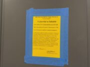 Moho en apartamentos deja sin vivienda a universitarios Cartel oficial amarillo pegado en una puerta que declara inhabitable un apartamento por moho en Tuscaloosa.