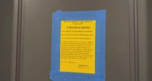 Moho en apartamentos deja sin vivienda a universitarios Cartel oficial amarillo pegado en una puerta que declara inhabitable un apartamento por moho en Tuscaloosa.