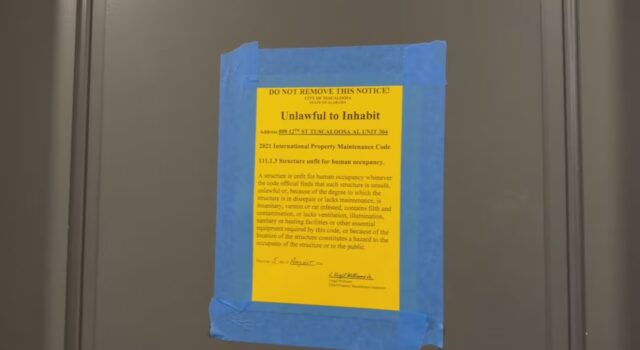 Moho en apartamentos deja sin vivienda a universitarios Cartel oficial amarillo pegado en una puerta que declara inhabitable un apartamento por moho en Tuscaloosa.
