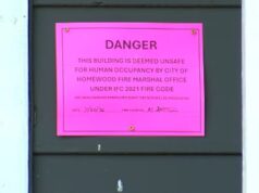 Homewood aprueba fondos para desalojados por clausura Letrero rosa de advertencia que declara un edificio inhabitable por bomberos de Homewood, Alabama.