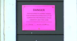 Homewood aprueba fondos para desalojados por clausura Letrero rosa de advertencia que declara un edificio inhabitable por bomberos de Homewood, Alabama.