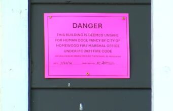 Homewood aprueba fondos para desalojados por clausura Letrero rosa de advertencia que declara un edificio inhabitable por bomberos de Homewood, Alabama.
