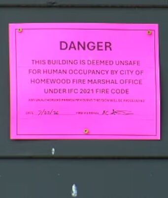 Homewood aprueba fondos para desalojados por clausura Letrero rosa de advertencia que declara un edificio inhabitable por bomberos de Homewood, Alabama.