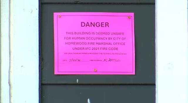Homewood aprueba fondos para desalojados por clausura Letrero rosa de advertencia que declara un edificio inhabitable por bomberos de Homewood, Alabama.