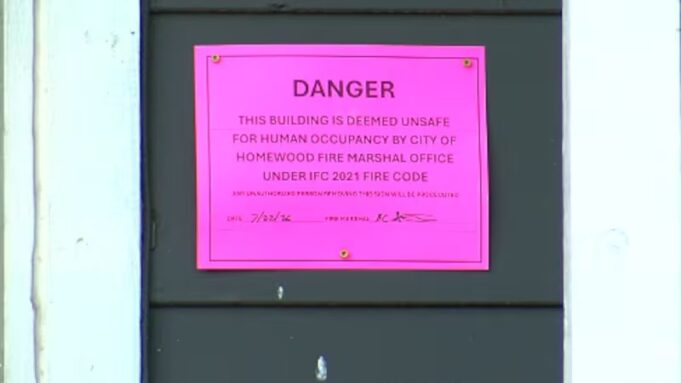 Homewood aprueba fondos para desalojados por clausura Letrero rosa de advertencia que declara un edificio inhabitable por bomberos de Homewood, Alabama.