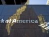 Inversión millonaria de Bank of America en infraestructura Fachada de Bank of America con letrero metálico que anuncia inversión millonaria en infraestructura.