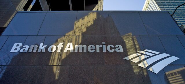 Fachada de Bank of America con letrero metálico que anuncia inversión millonaria en infraestructura.