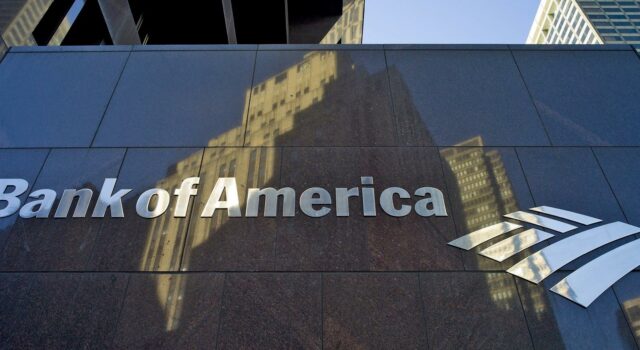Inversión millonaria de Bank of America en infraestructura Fachada de Bank of America con letrero metálico que anuncia inversión millonaria en infraestructura.