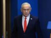 Netanyahu denuncia un complot iraní para matar a su hijo Benjamín Netanyahu con traje oscuro y corbata roja en un acto oficial tras denunciar complot de Irán.