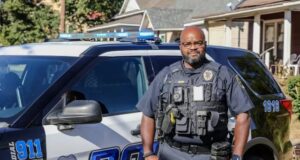 Birmingham lanza academia de seguridad pública para residentes Oficial del Departamento de Policía de Birmingham junto a una patrulla para el programa de seguridad pública.