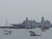 Ejercicios Panamax 2026 blindan el Canal de Panamá Buque de guerra gris amarrado en bahía junto a veleros durante los ejercicios militares Panamax 2026 en Panamá.
