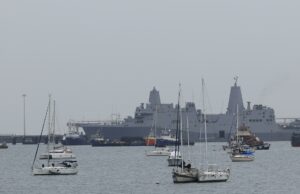 Ejercicios Panamax 2026 blindan el Canal de Panamá Buque de guerra gris amarrado en bahía junto a veleros durante los ejercicios militares Panamax 2026 en Panamá.