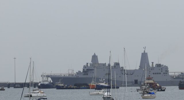 Ejercicios Panamax 2026 blindan el Canal de Panamá Buque de guerra gris amarrado en bahía junto a veleros durante los ejercicios militares Panamax 2026 en Panamá.