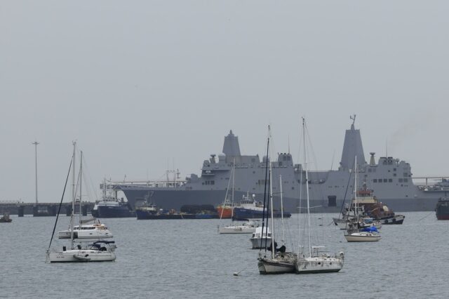 Buque de guerra gris amarrado en bahía junto a veleros durante los ejercicios militares Panamax 2026 en Panamá.