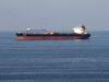 Estrecho de Ormuz sufre por bloqueo de buques por EE. UU. Buque petrolero navegando en aguas del estrecho de Ormuz durante el bloqueo naval desplegado por EE. UU.